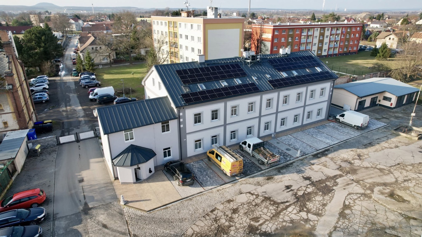 Bytový dům s fotovoltaikou – letecký pohled